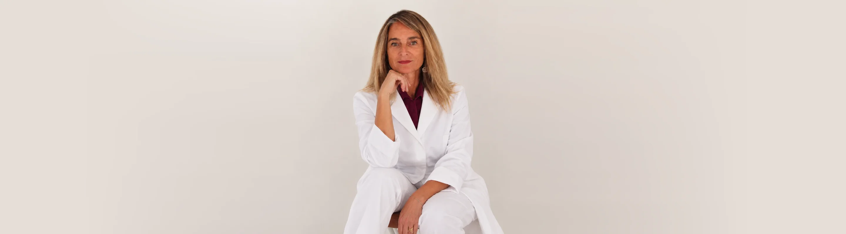 Dott.ssa Stefania Broussard, biologa nutrizionista, seduta in camice bianco