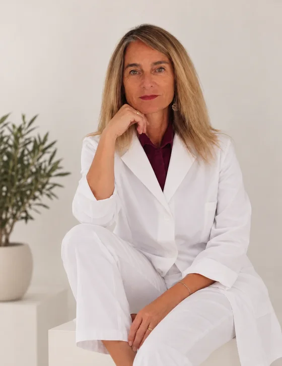 La dottoressa Stefania Broussard, seduta, in camice bianco